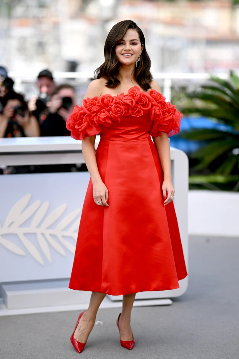 Червоний колір однозначно дуже личить Селені