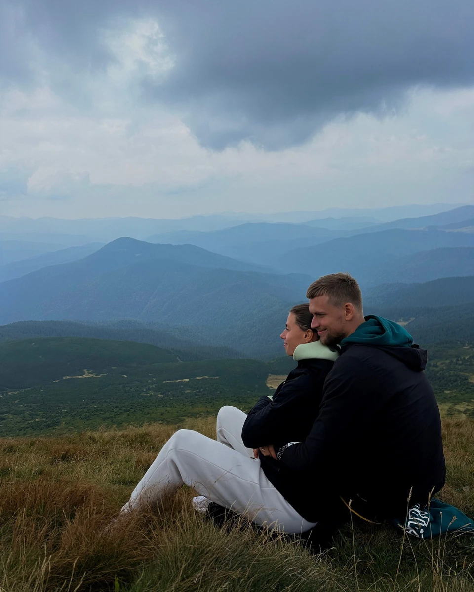 Марина Бех з чоловіком Романчуком на тлі гір