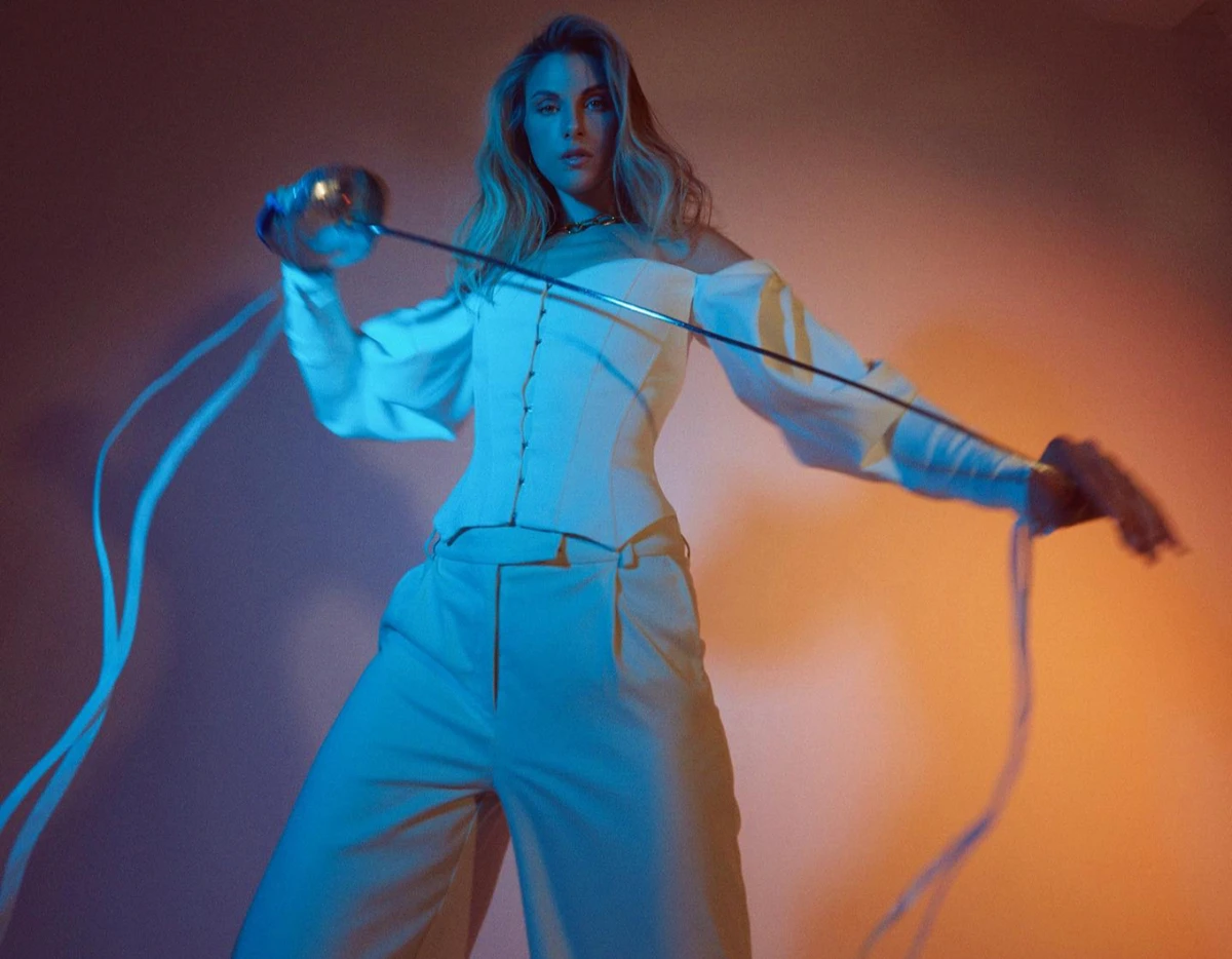 Харлан у білому приборкала свою зброю