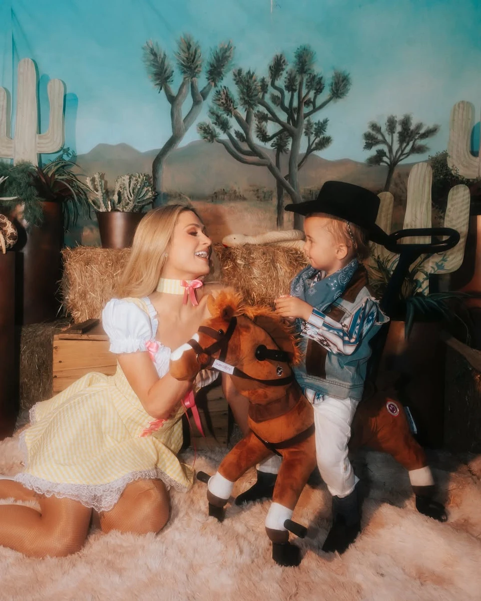 Періс Хілтон показалася з сином в яскравій зйомці