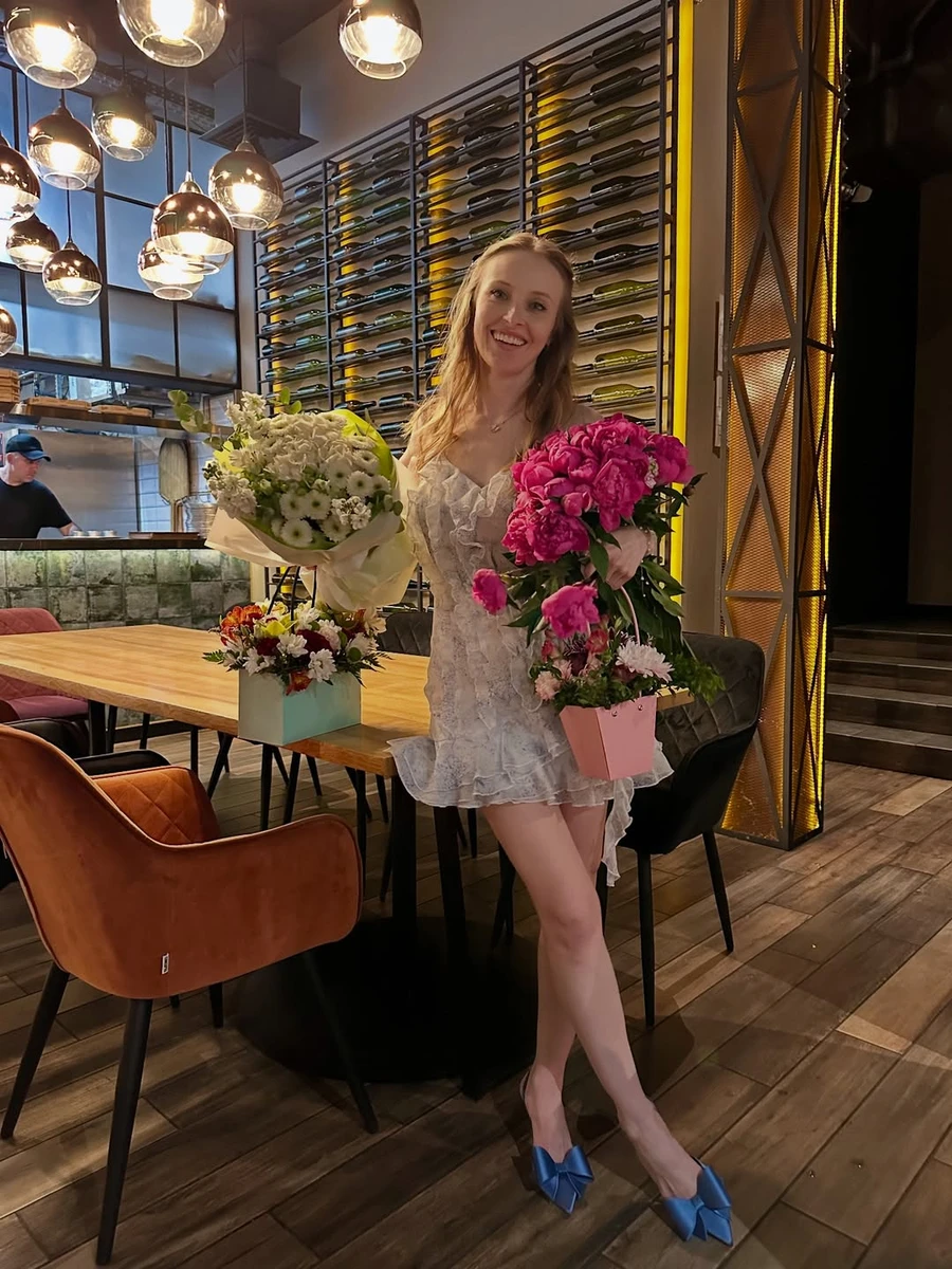 Анна Сагайдачна у мінісукні попозувала з квітами