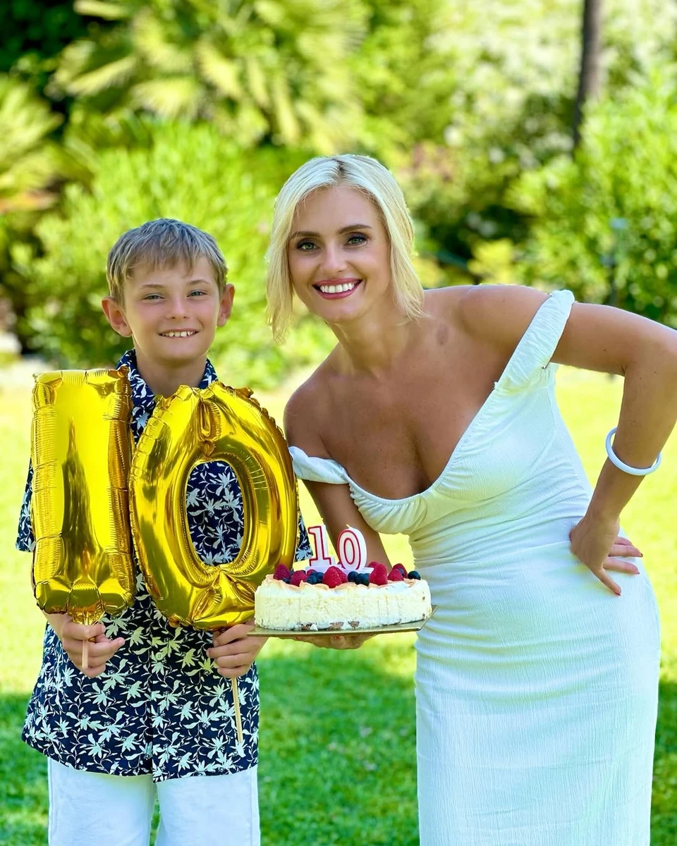 Ірина Федишин в обтислій сукні привітала сина за 10-річчям