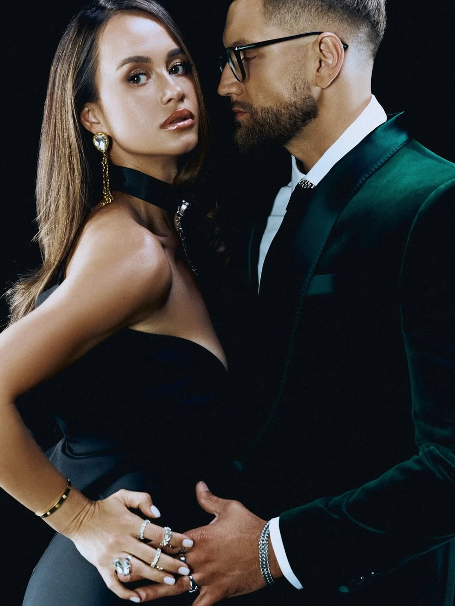 Таня Парфільєва в ошатній сукні пристрасно притулилася до чоловіка