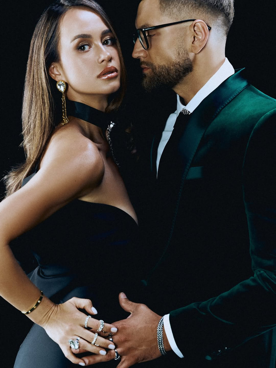 Таня Парфільєва в ошатній сукні пристрасно притулилася до чоловіка