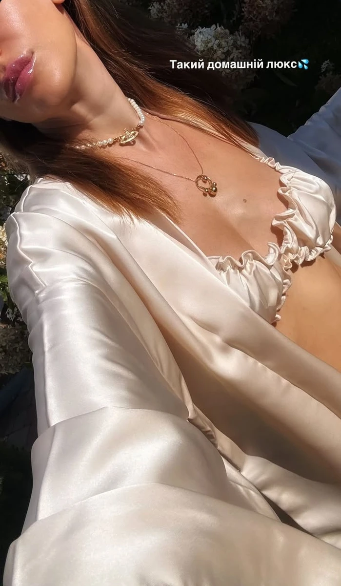 Леся Нікітюк у ліфі зазнімкувала свій бюст на природі