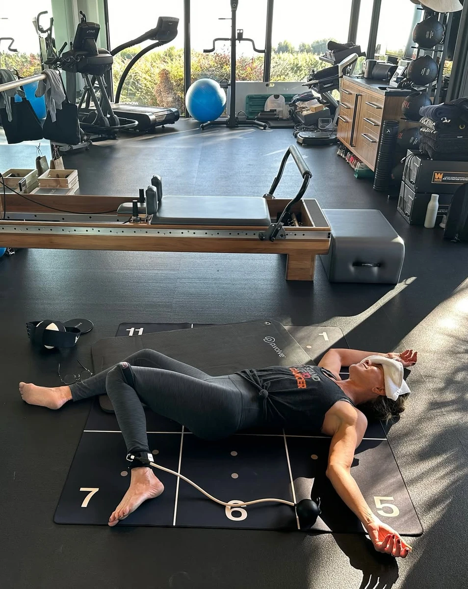 Дженніфер Еністон у лосинах показалася на тренуваннях