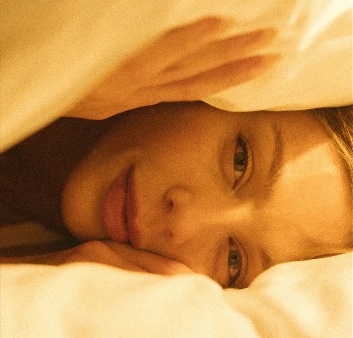 Тіна Кароль наробила ефектних фото на ліжку