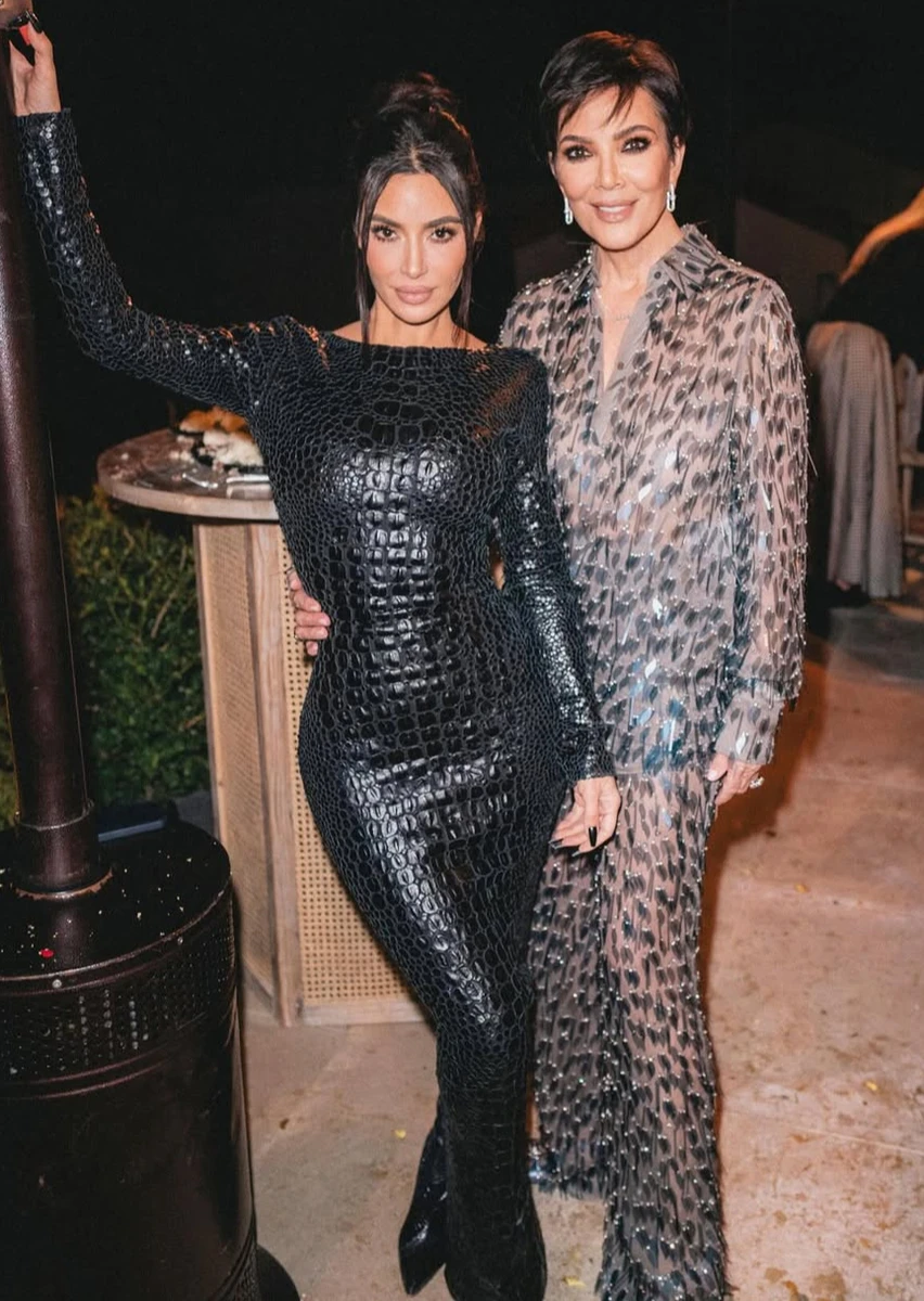Кім Кардашян показалася з мамою в сексі сукнях на її 70-річчя