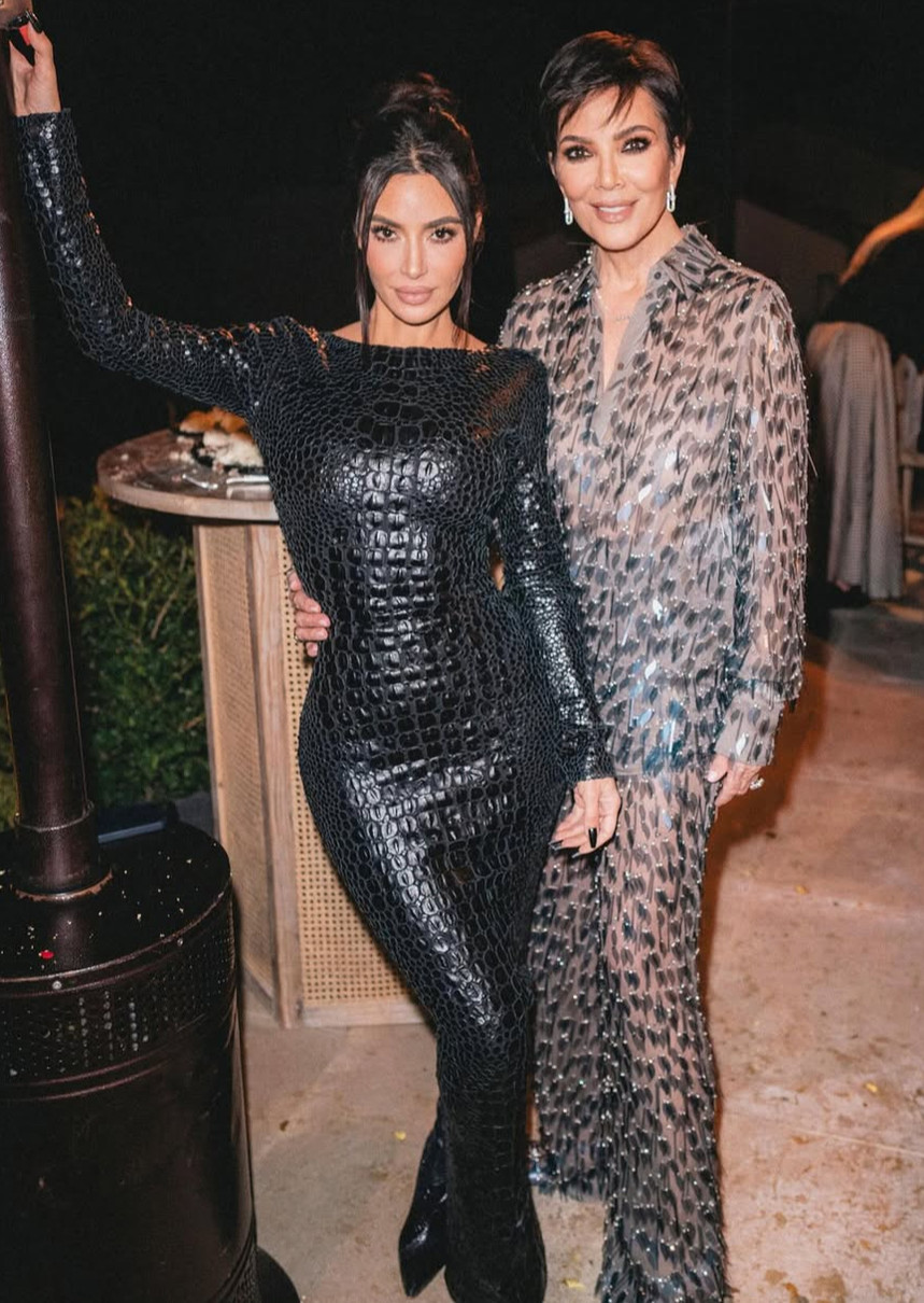 Кім Кардашян показалася з мамою в сексі сукнях на її 70-річчя