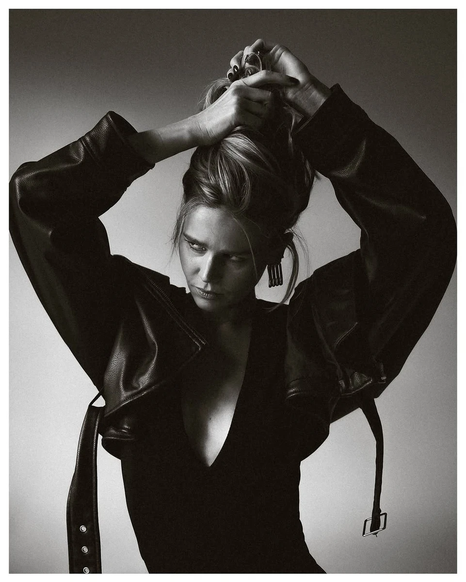 Катерина Кузнецова з ефектним поглядом попозувала у боді та шкірянці