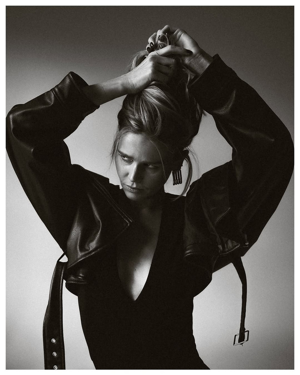 Катерина Кузнецова з ефектним поглядом попозувала у боді та шкірянці