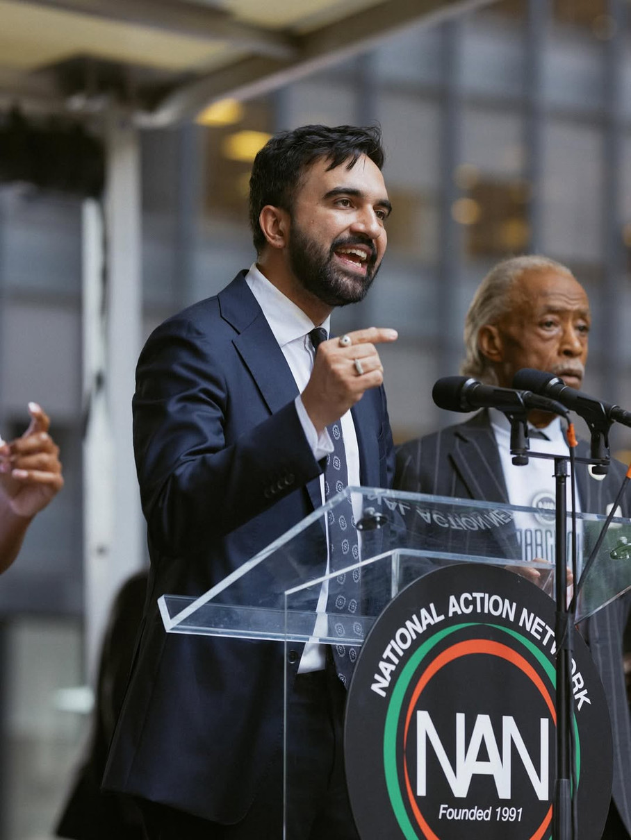 Зохран Мамдані виступає з промовою