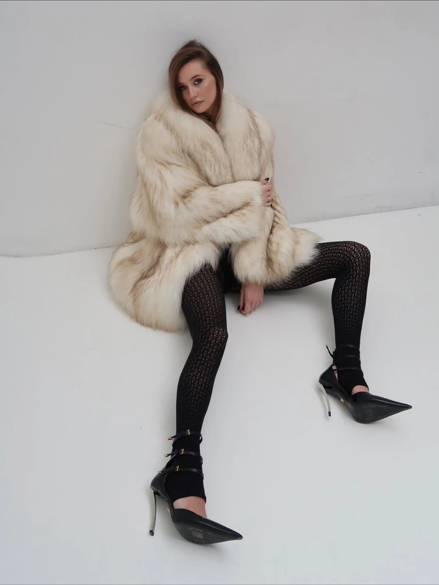 Алла Боня позує на підлозі