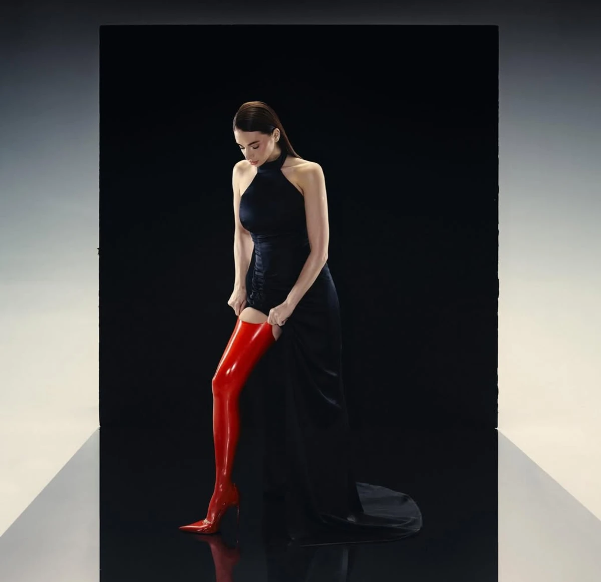 Дружина Усика виставила ніжку в латексному ботфорті