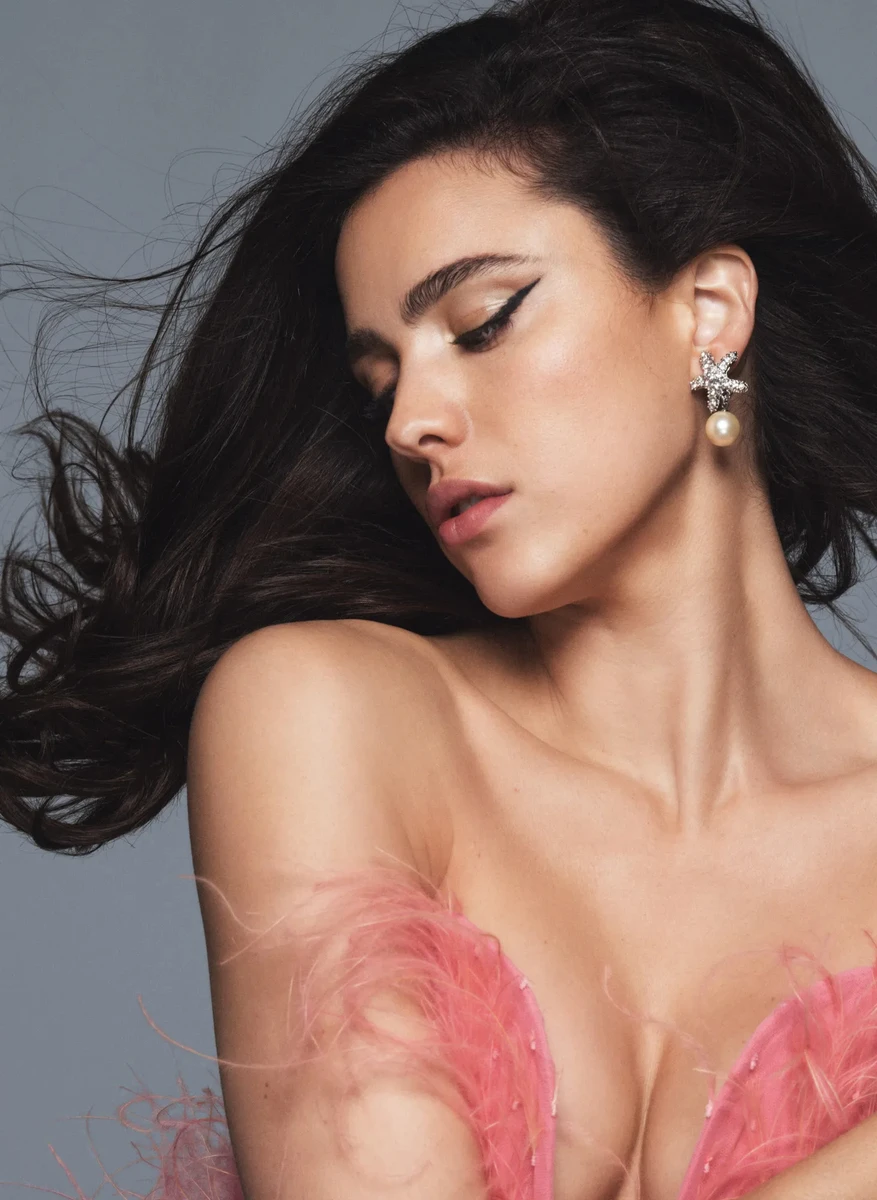 Дочка МакДавелл у пухнастому луці випнула бюст для глянцю