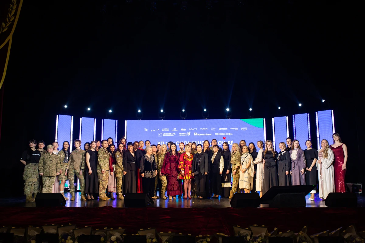 Лауреатки перших трьох категорій піднялися на сцену для колективного фото і отримання подарунків 