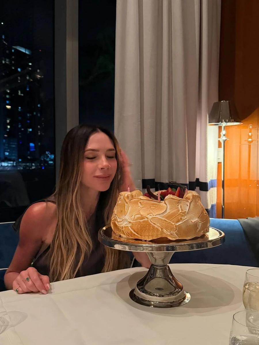 Вікторія Бекхем показалася з тортом на своє 52-річчя