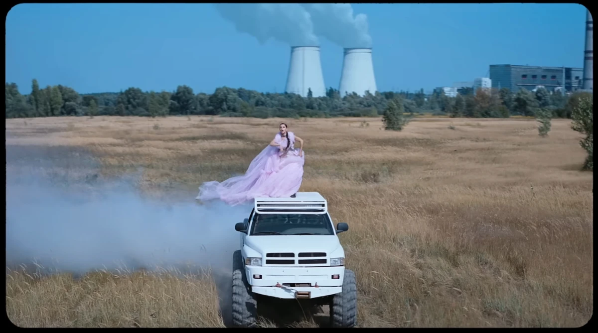 Charli XCX у кліпі White Mercedes