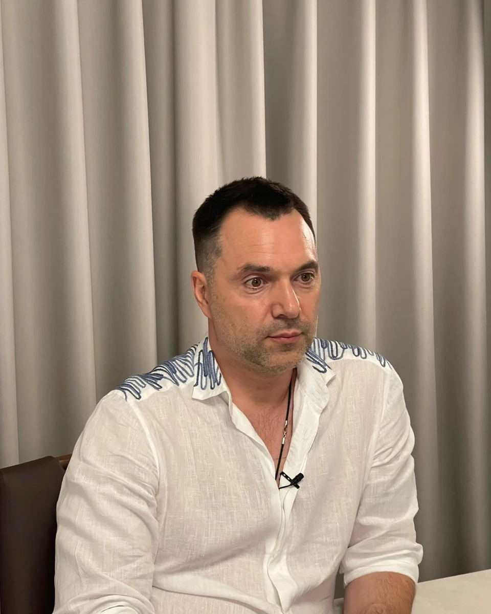 Певно, з таким обличчям Арестович думає про свої заробітки 