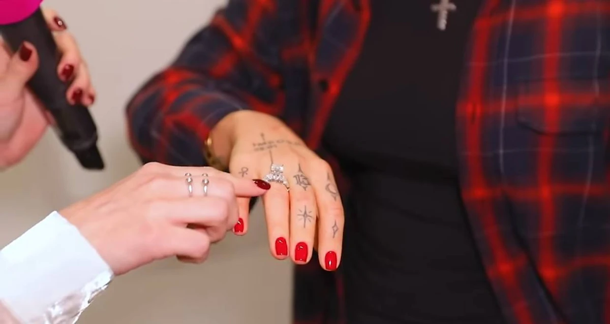 Кавалер Алхім балує її коштовними подарунками