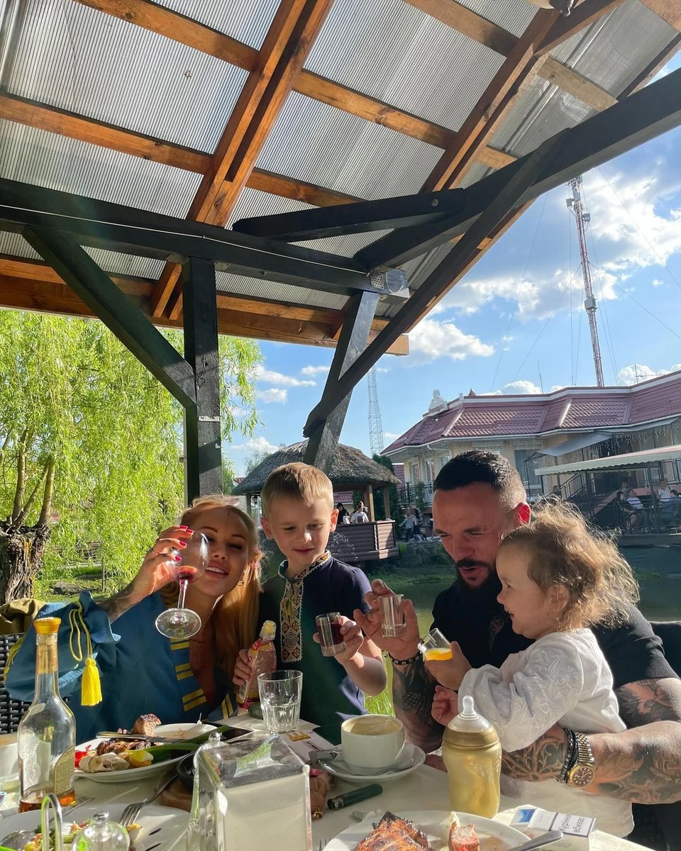 Це Іра і Микола Морозюки з двома дітьми цьогорічного Великодня