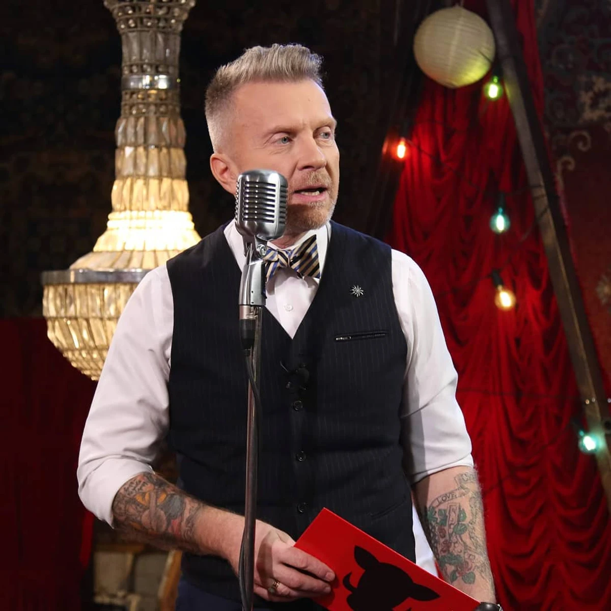 Антін Мухарський з мікрофоном