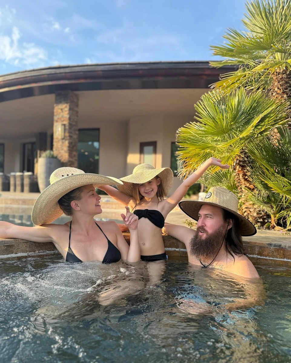 Кейт Хадсон у бікіні з коханим та дочкою посиділа в джакузі