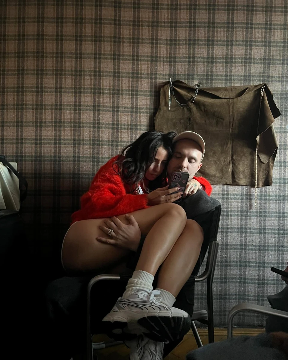 Дорофєєва сидить на руках у Кацуріна