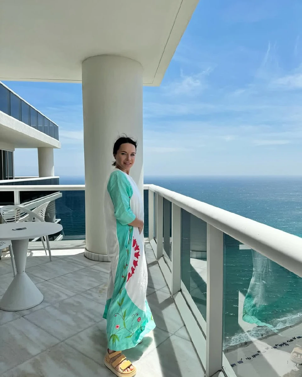 Подкопаєва у сукні українського бренду на тлі моря