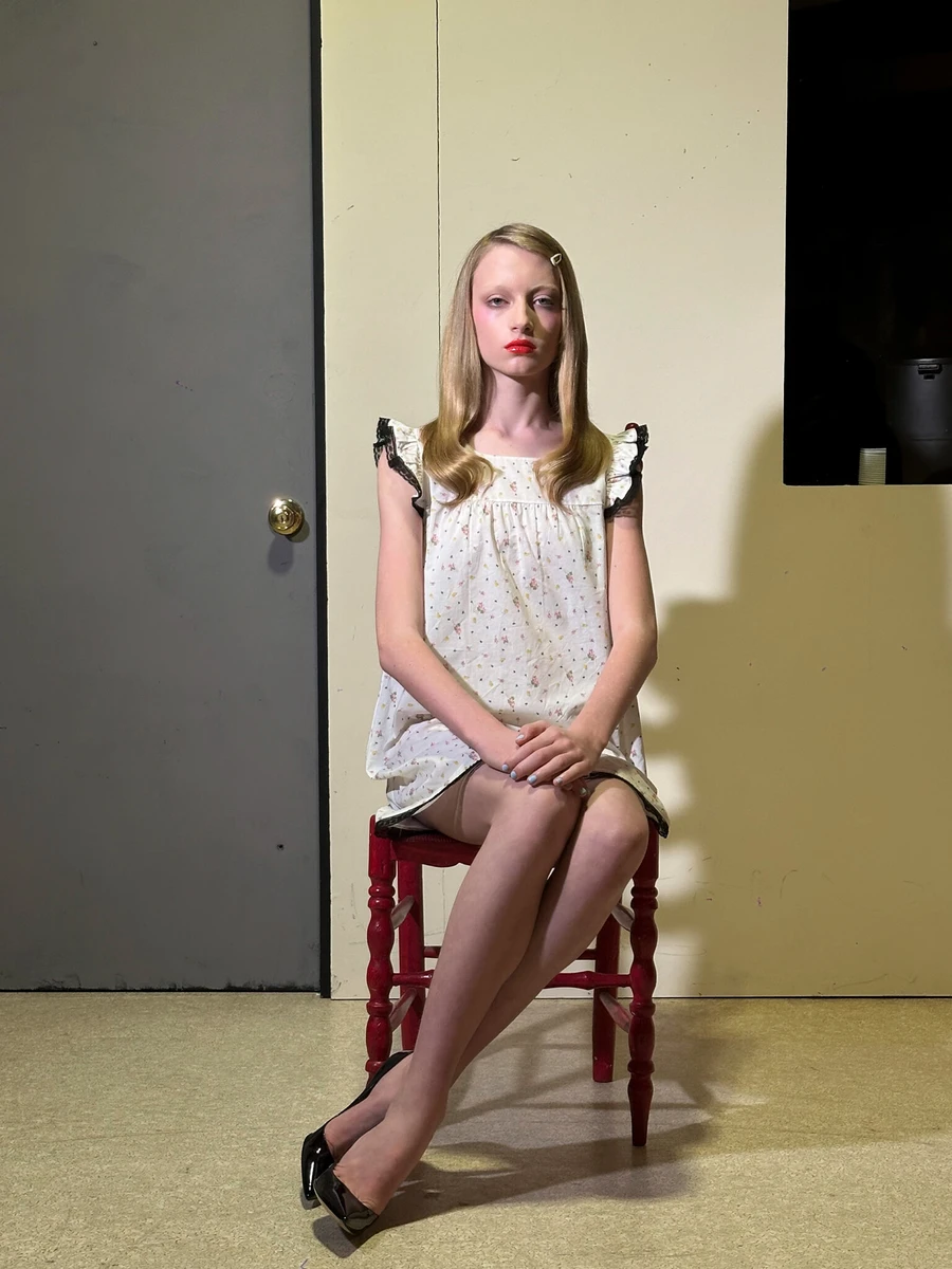 Трансгендерна дочка Воттс і Шрайбера посиділа у сукні з рюшами