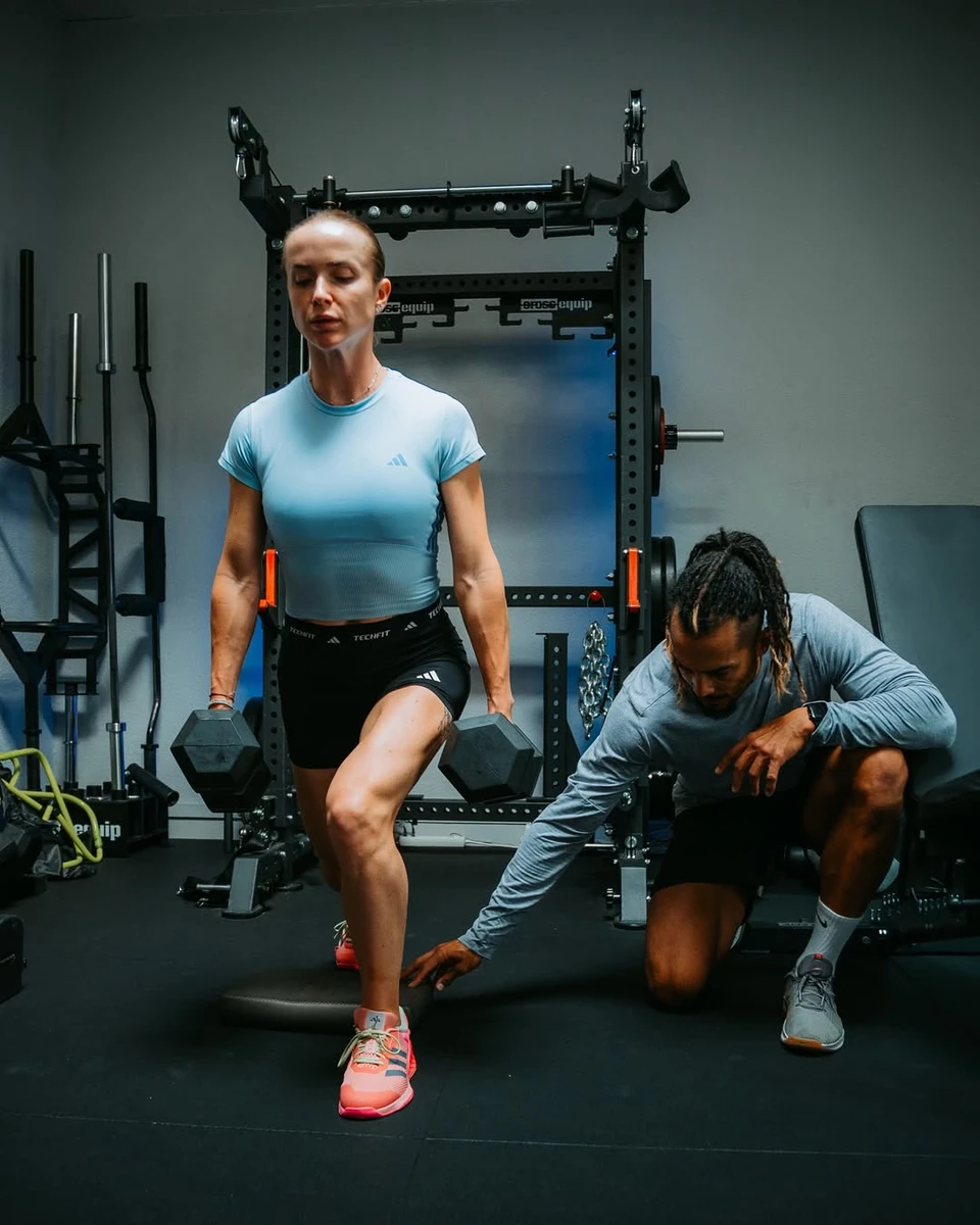 Еліна Світоліна у шортах поприсідала з додатковою вагою в залі