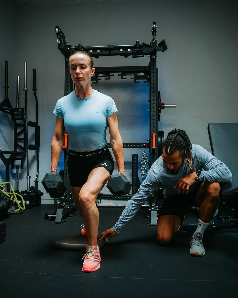 Еліна Світоліна у шортах поприсідала з додатковою вагою в залі