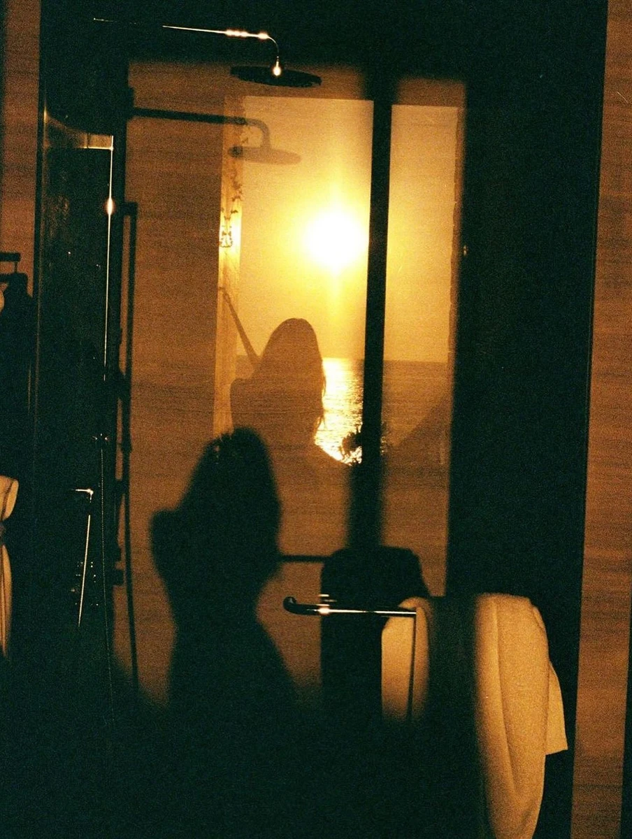 Катерина Кухар зазнімкувала струнке тіло у вікні