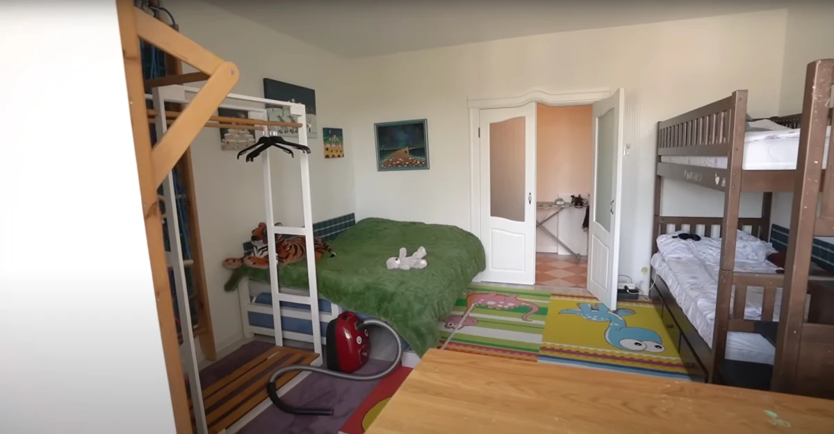 Олена Тополя показала дитячу кімнаті у квартирі, в якій був прильот