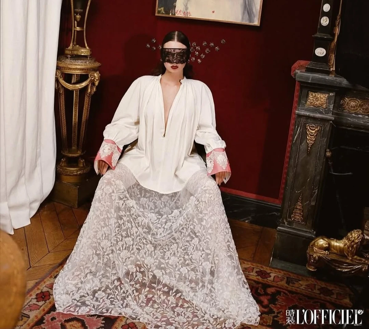 Дева Кассель у напівпрозорій сукні та мереживі на обличчі знялася для глянцю