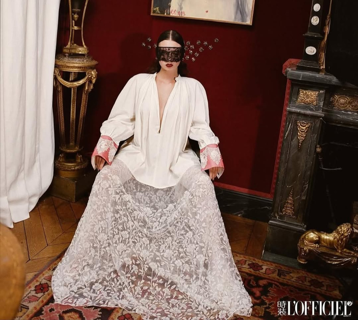 Дева Кассель у напівпрозорій сукні та мереживі на обличчі знялася для глянцю