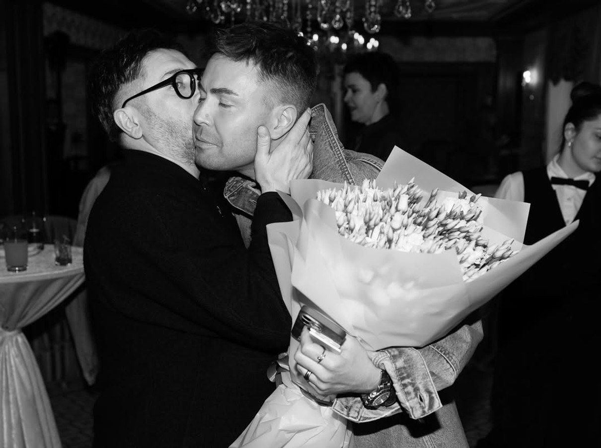 Олексій Суханов прокоментував свій поцілунок з чоловіком