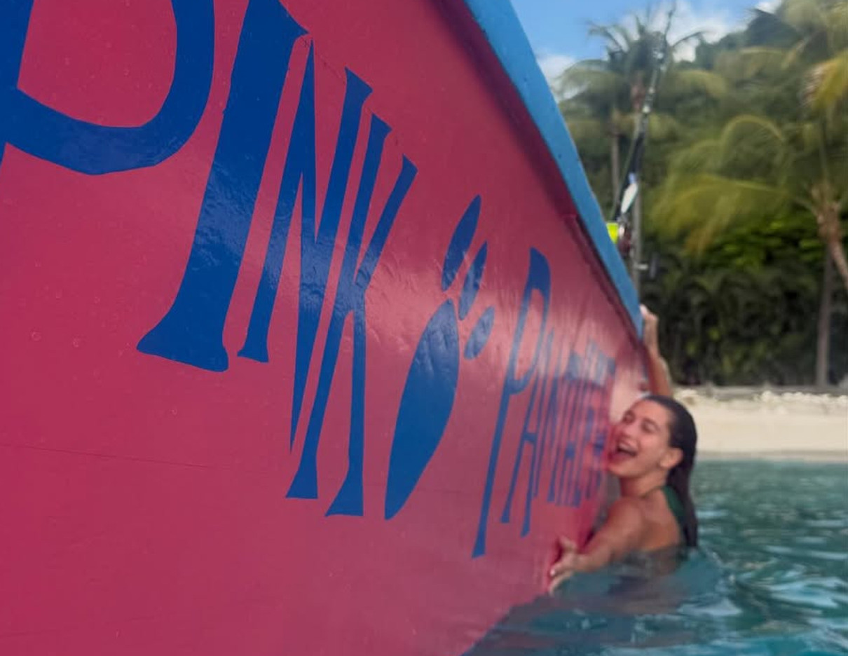 Хейлі Бібер наробила фото у морі на 30-річчі Кендалл Дженнер