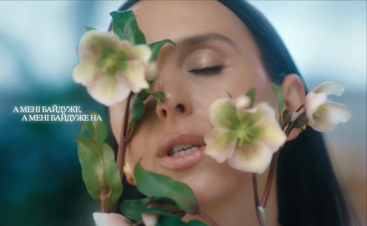 Джамала емоційно заспівала серед квітів у новому кліпі