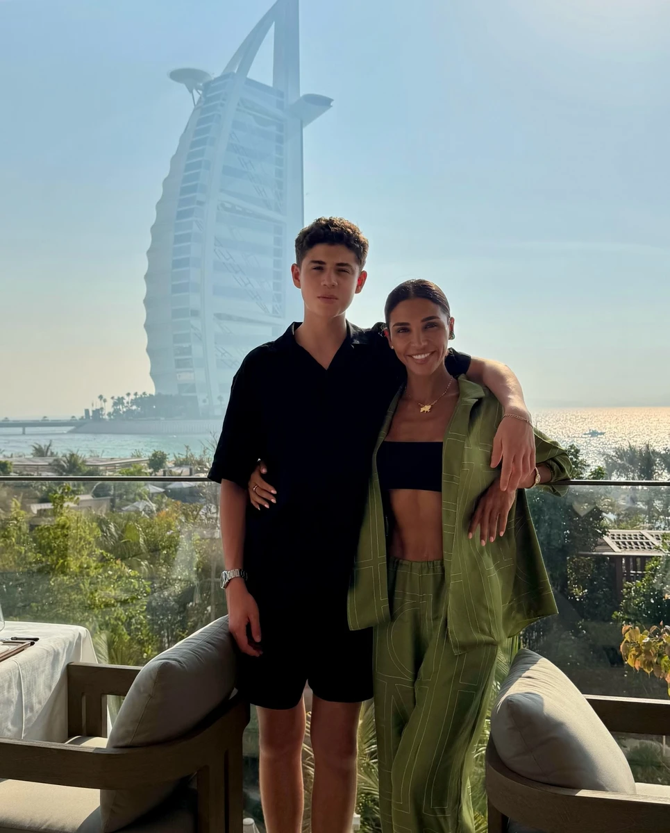 Санта Дімопулос з сино в Дубаї