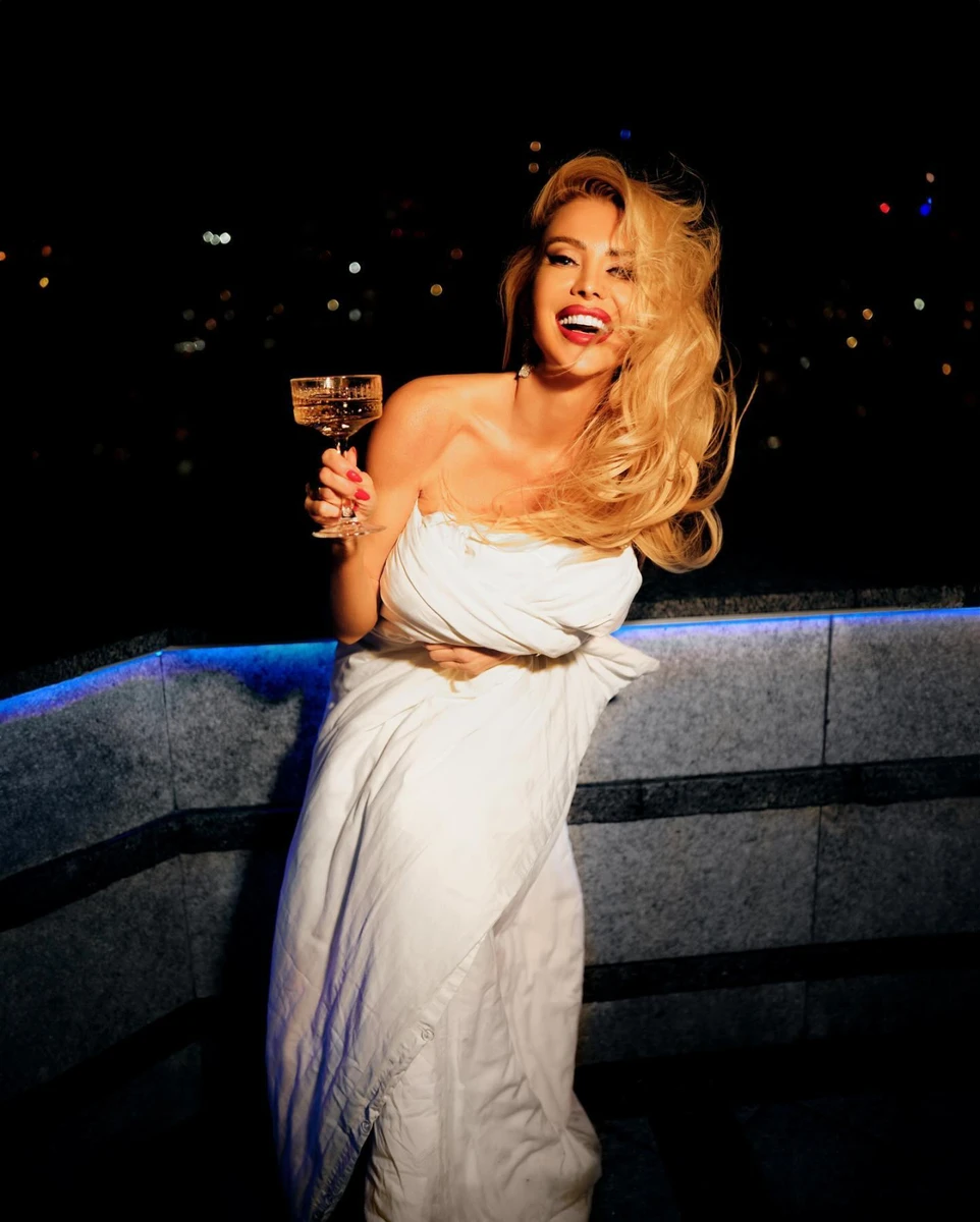 Мінімалістичний образ блогерка доповнила яскравим мейкапом