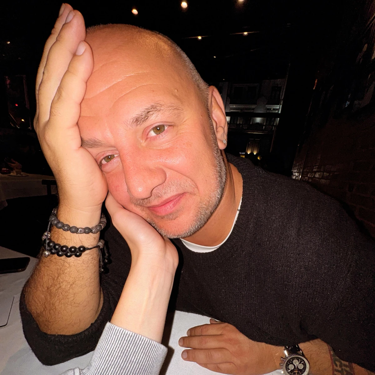 На фото POTAP виглядає дуже щасливим, але втомленим