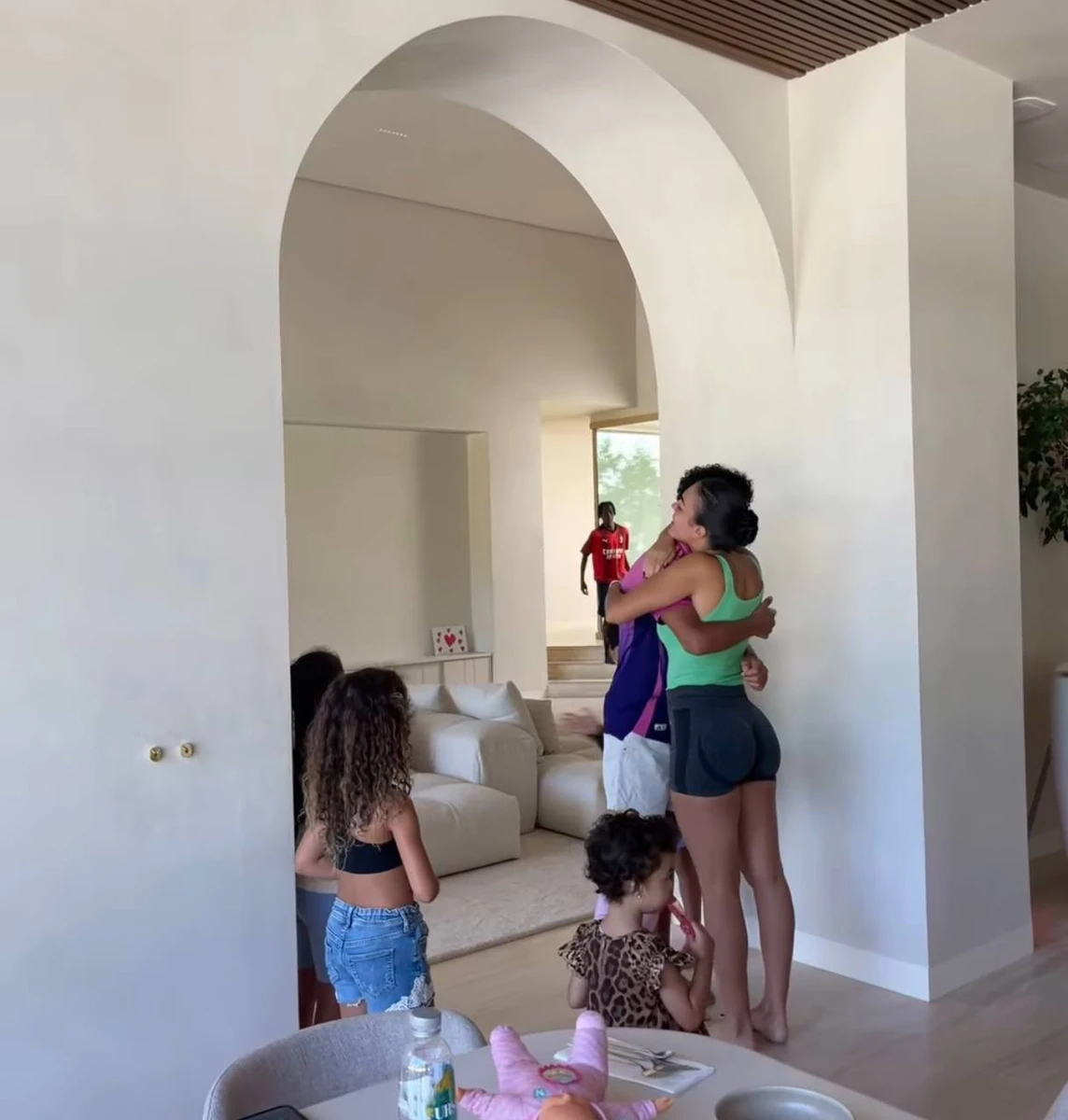 Родрігес обійняла Кріштіану-молодшого