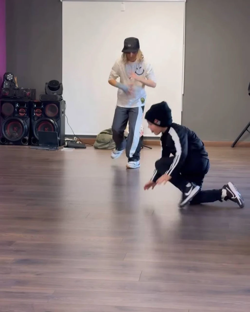 Сашко Ребров спробував стати на руки