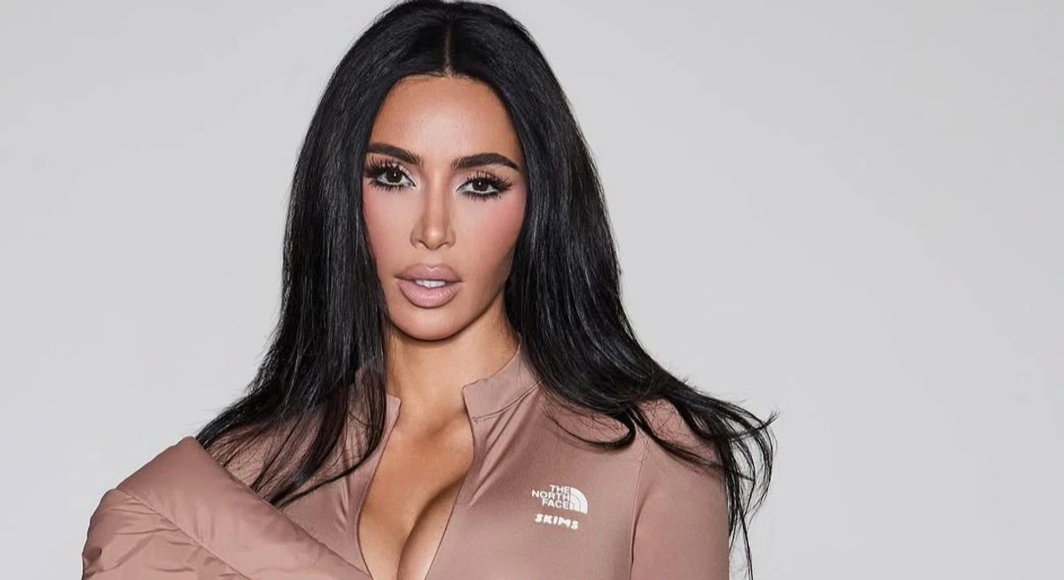 Кім Кардашян позує для фото