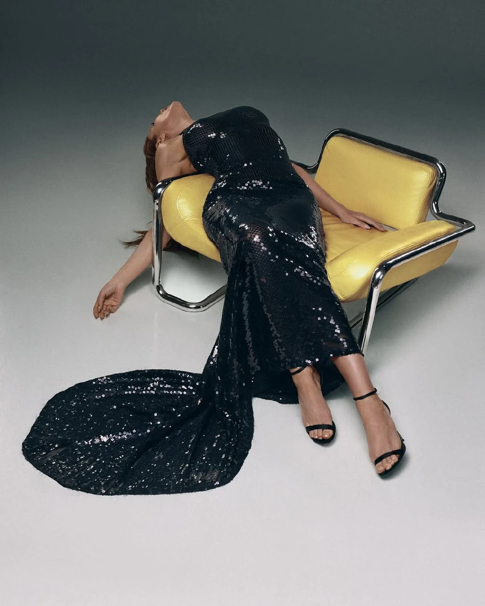 Кароль закинула голову на софі