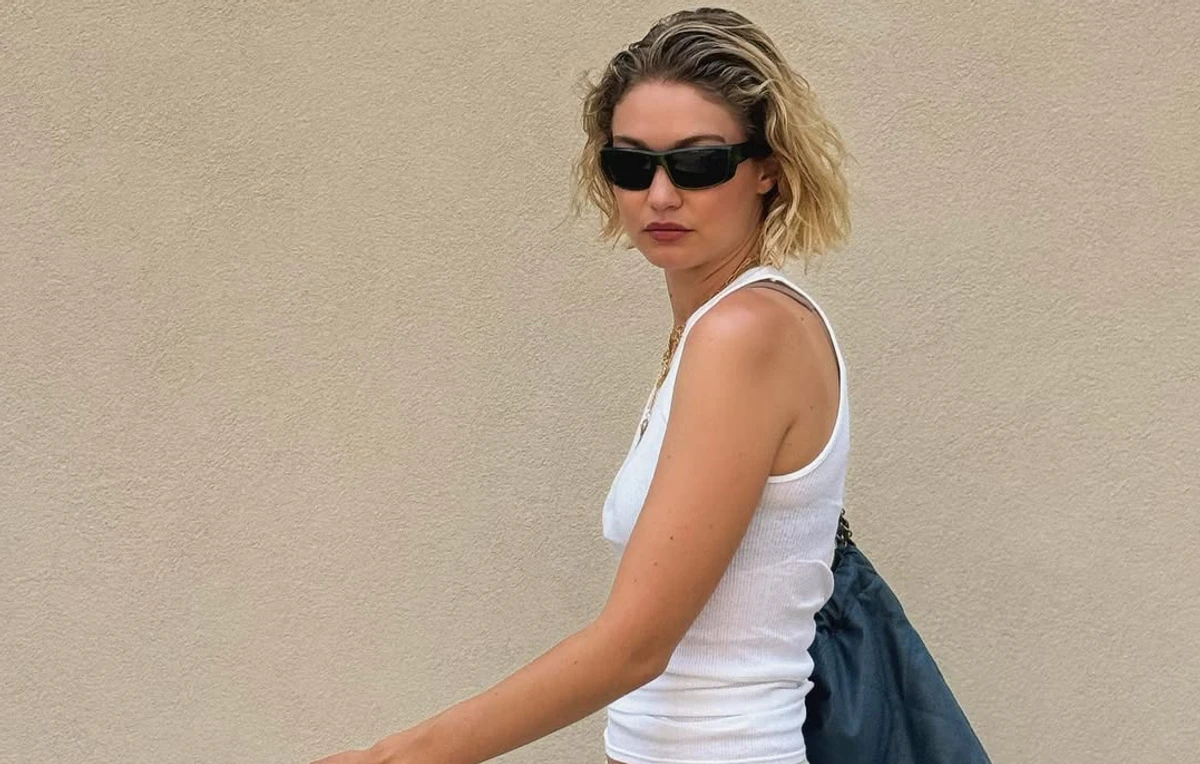 Джіджі Хадід позує для фото