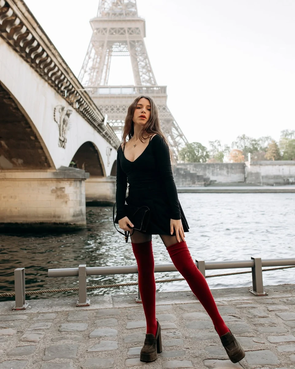 Христина Соловій у мінісукні і панчохах попозувала в Парижі
