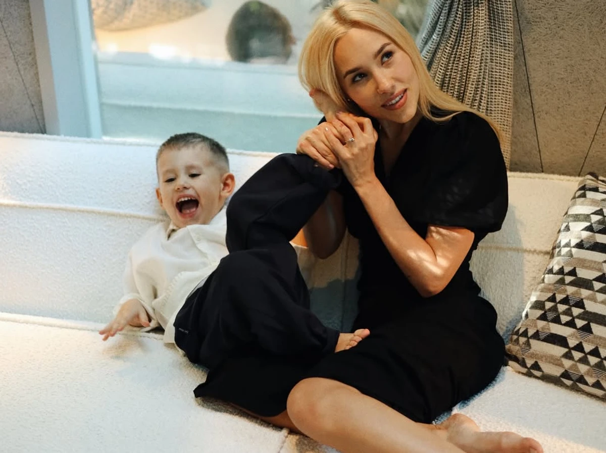 Даша Квіткова попозувала з сином для нових фото