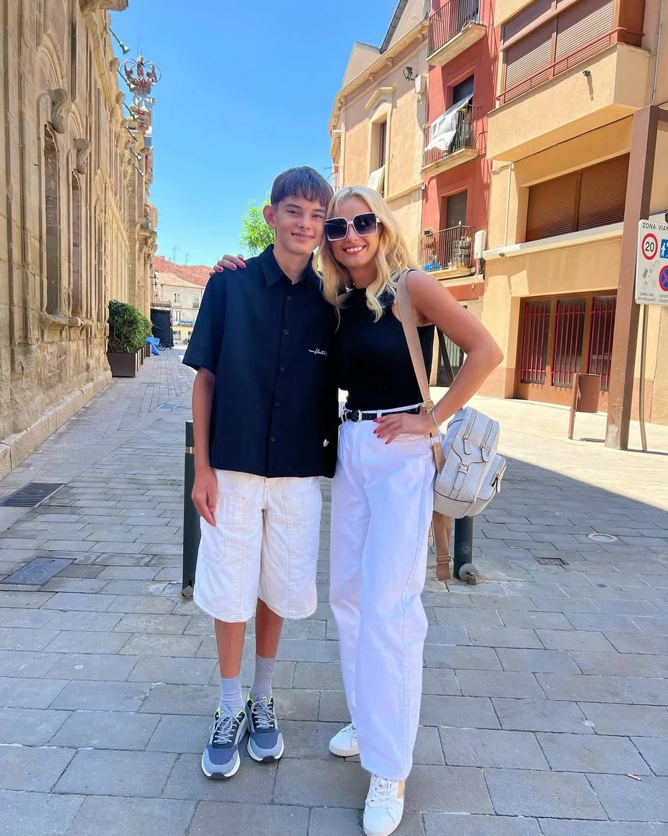Ірина Федишин замилувала обіймами зі старшим сином в Іспанії